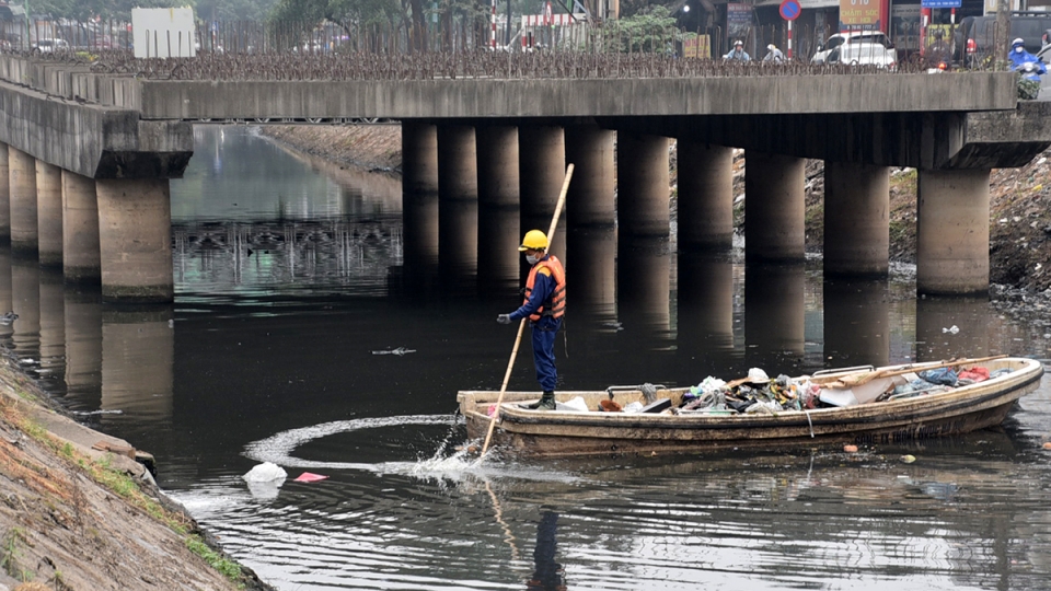 Cận cảnh 5 con sông ô nhiễm ở Hà Nội, gánh lượng rác, nước thải khổng lồ